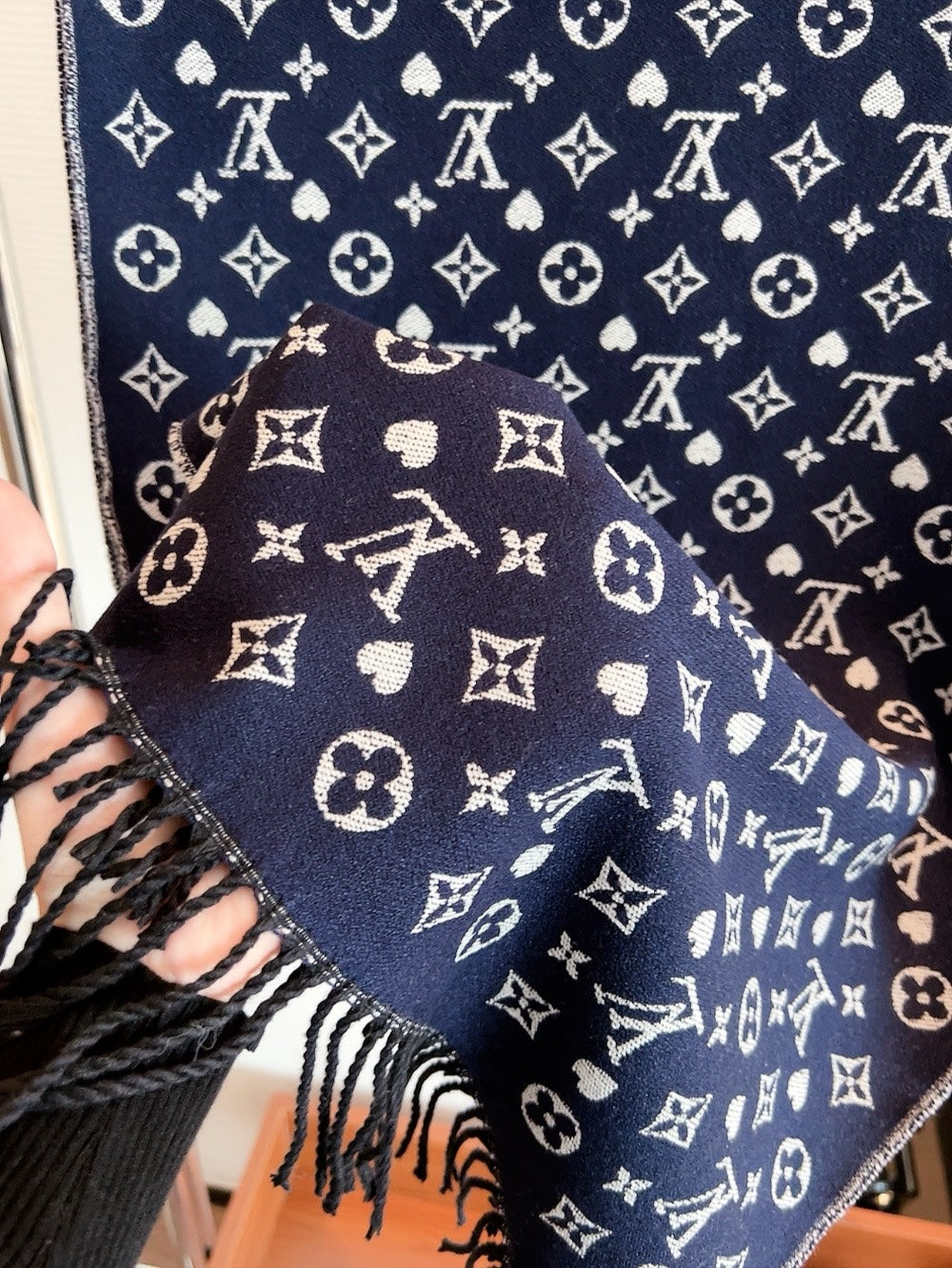 185ZE8WDE Stylish Winter Scarves