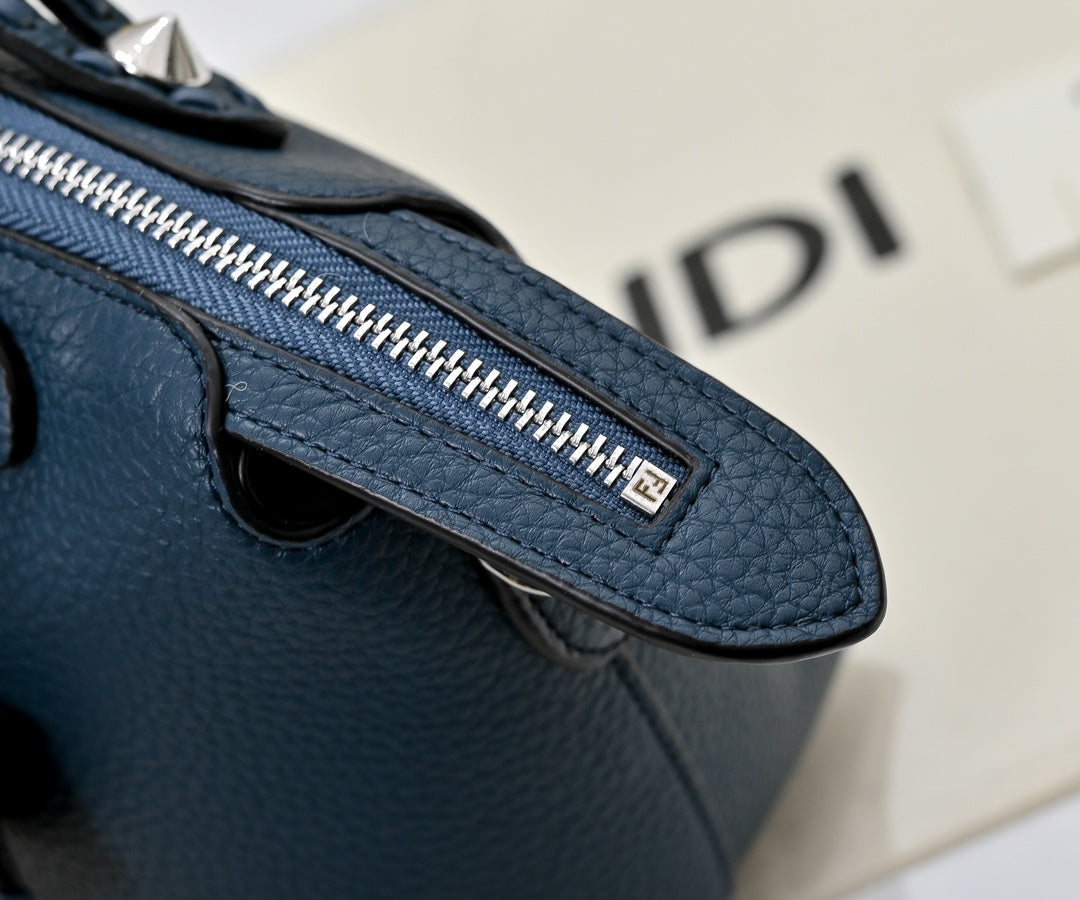 1WF109BDE Stylish leather bag