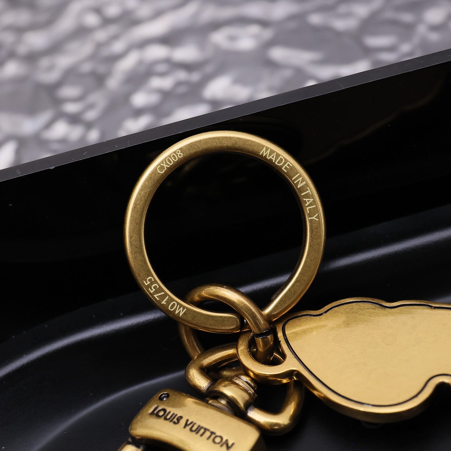 14E16ADE Stylish key closure