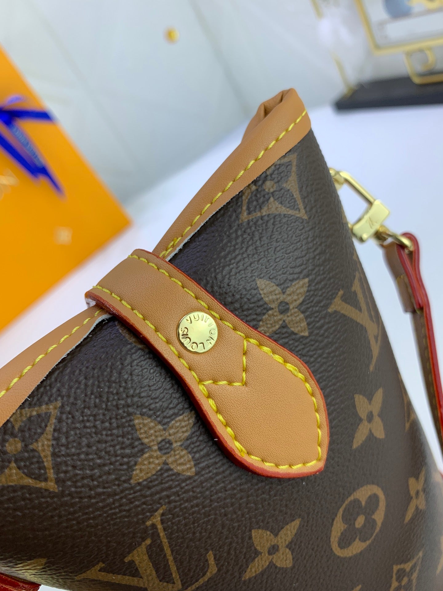 2WE48BDE Stylish leather bag