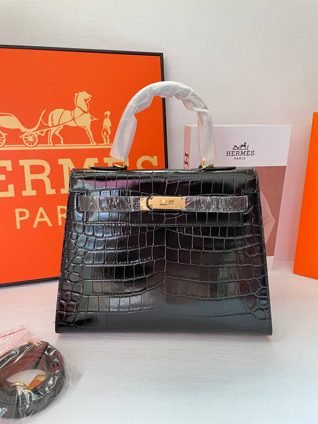 2WH28BDE Stylish leather bag