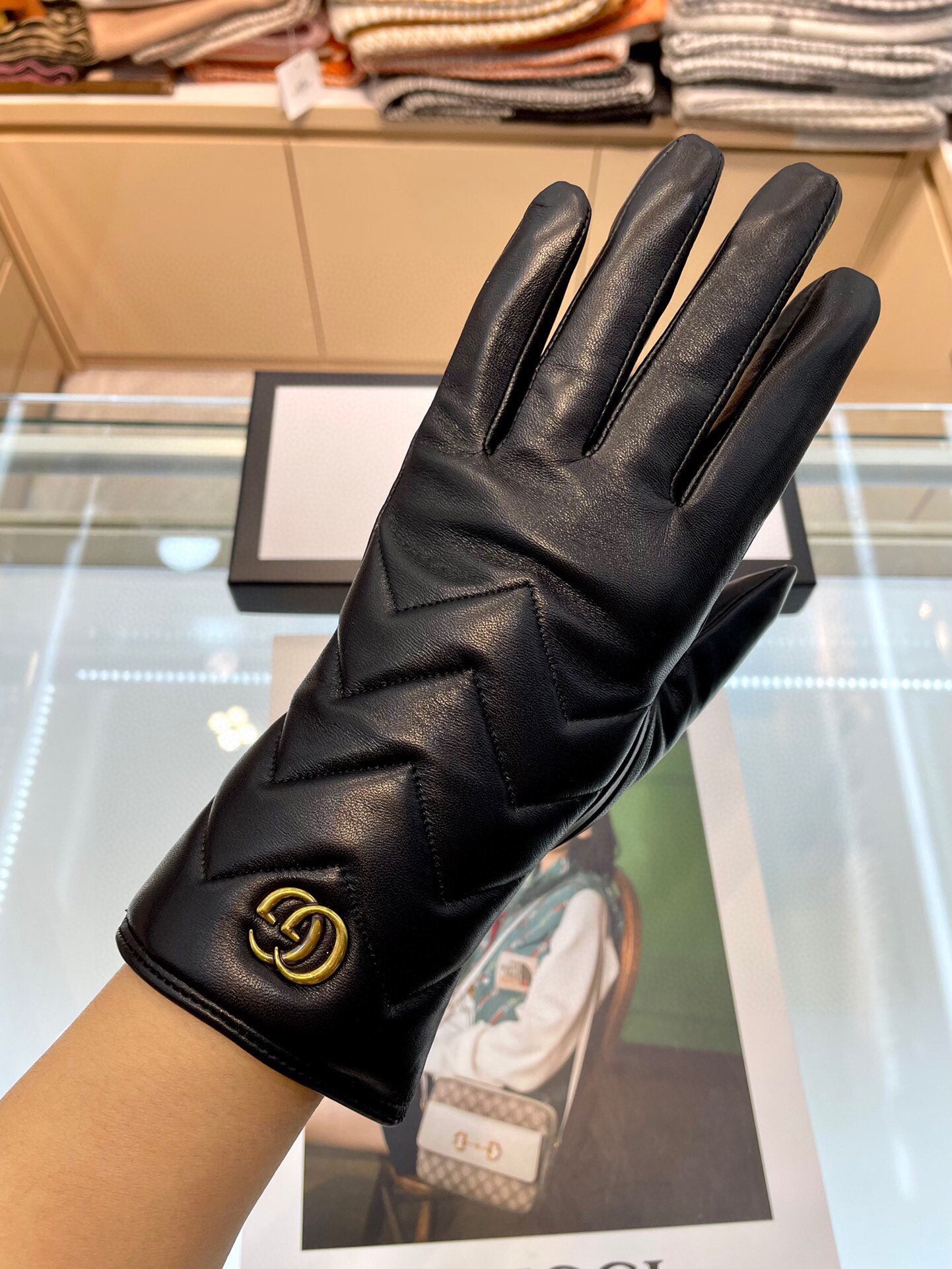 14B28SDE Stylish sheepskin gloves