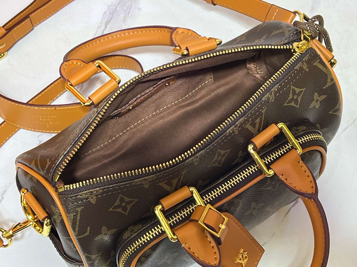 2WE39BDE Stylish leather bag