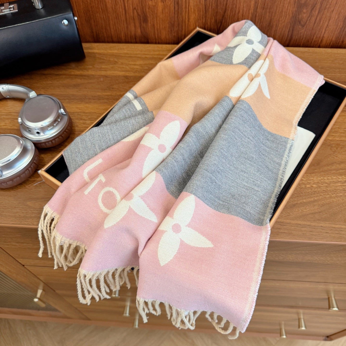175RE43WDE Stylish Winter Scarves