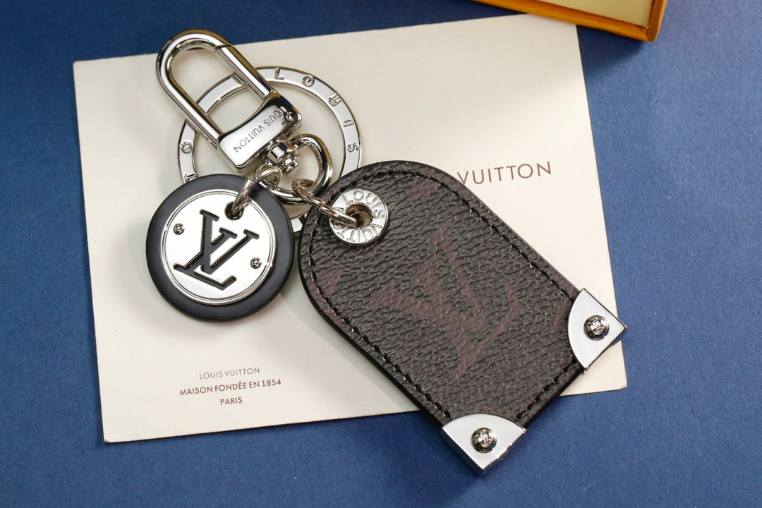 3RE18ADE Stylish key closure