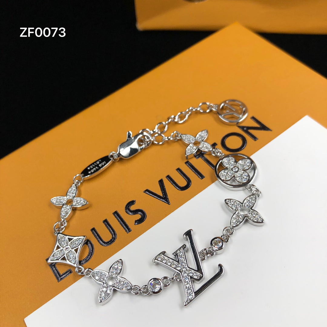 1E39EDE Stylish Bracelets