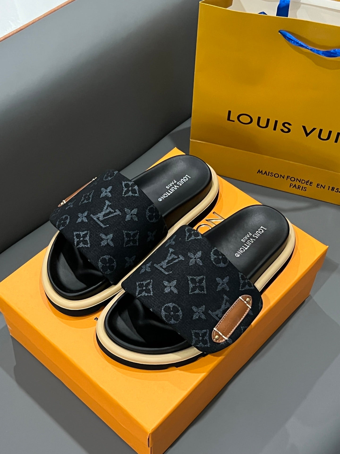14E73ZDE Stylish Slippers