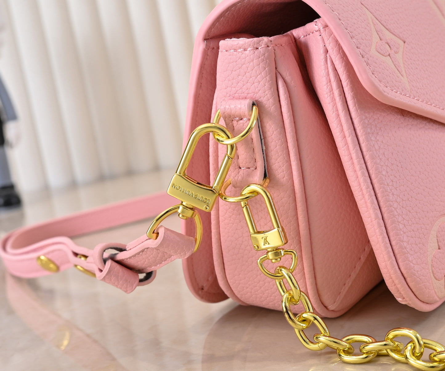 155NE38BDE Stylish leather bag