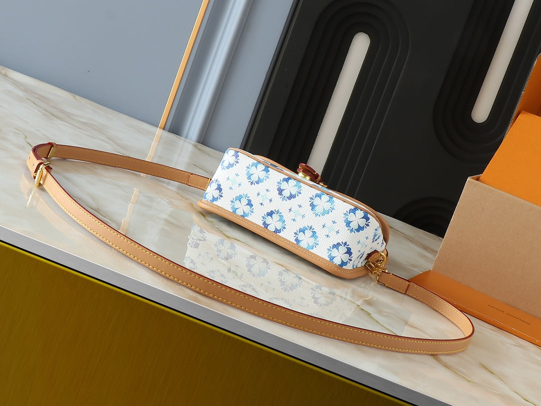 15XE2BDE Stylish leather bag)