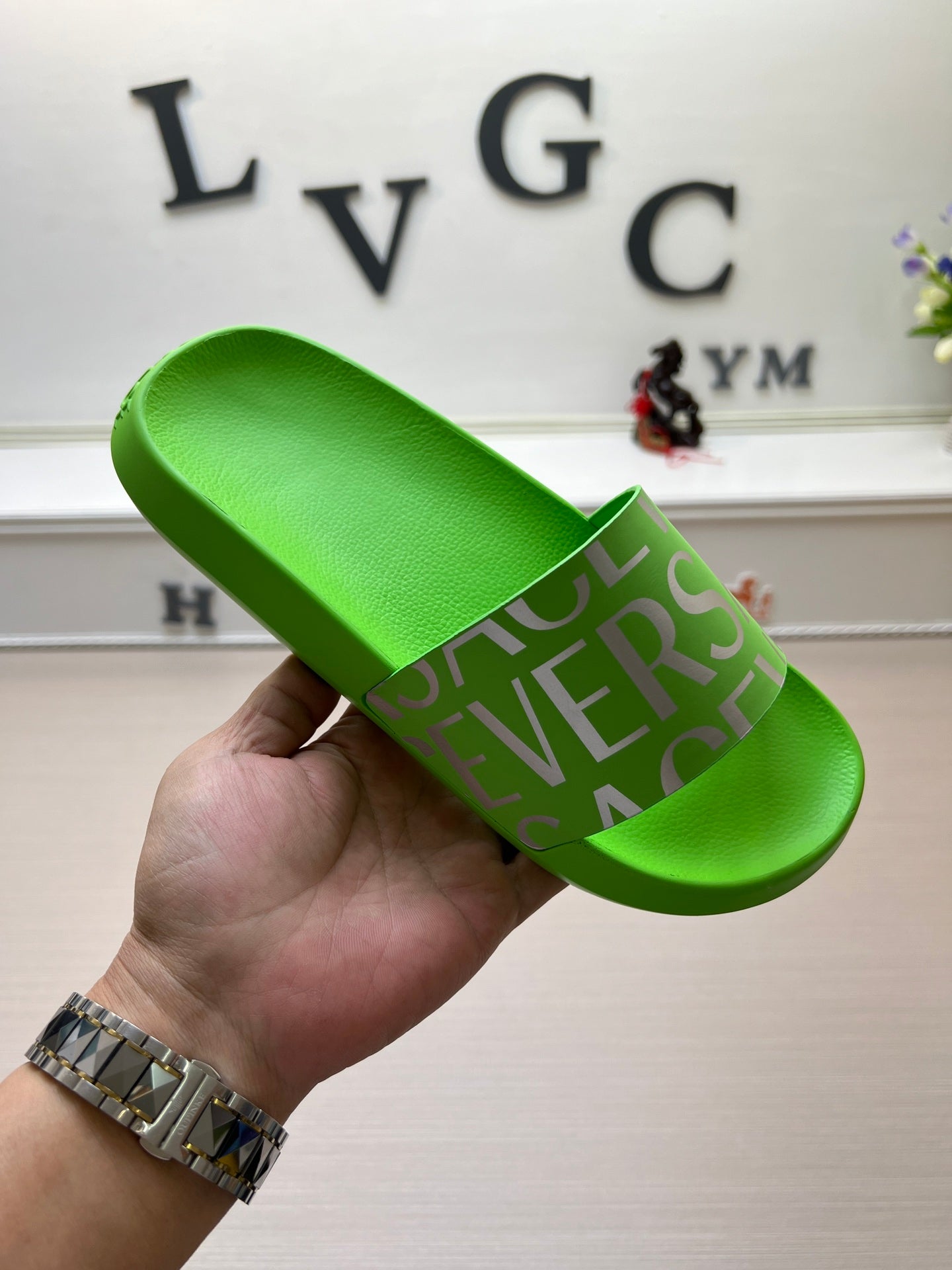 54V108ZDE Stylish slippers