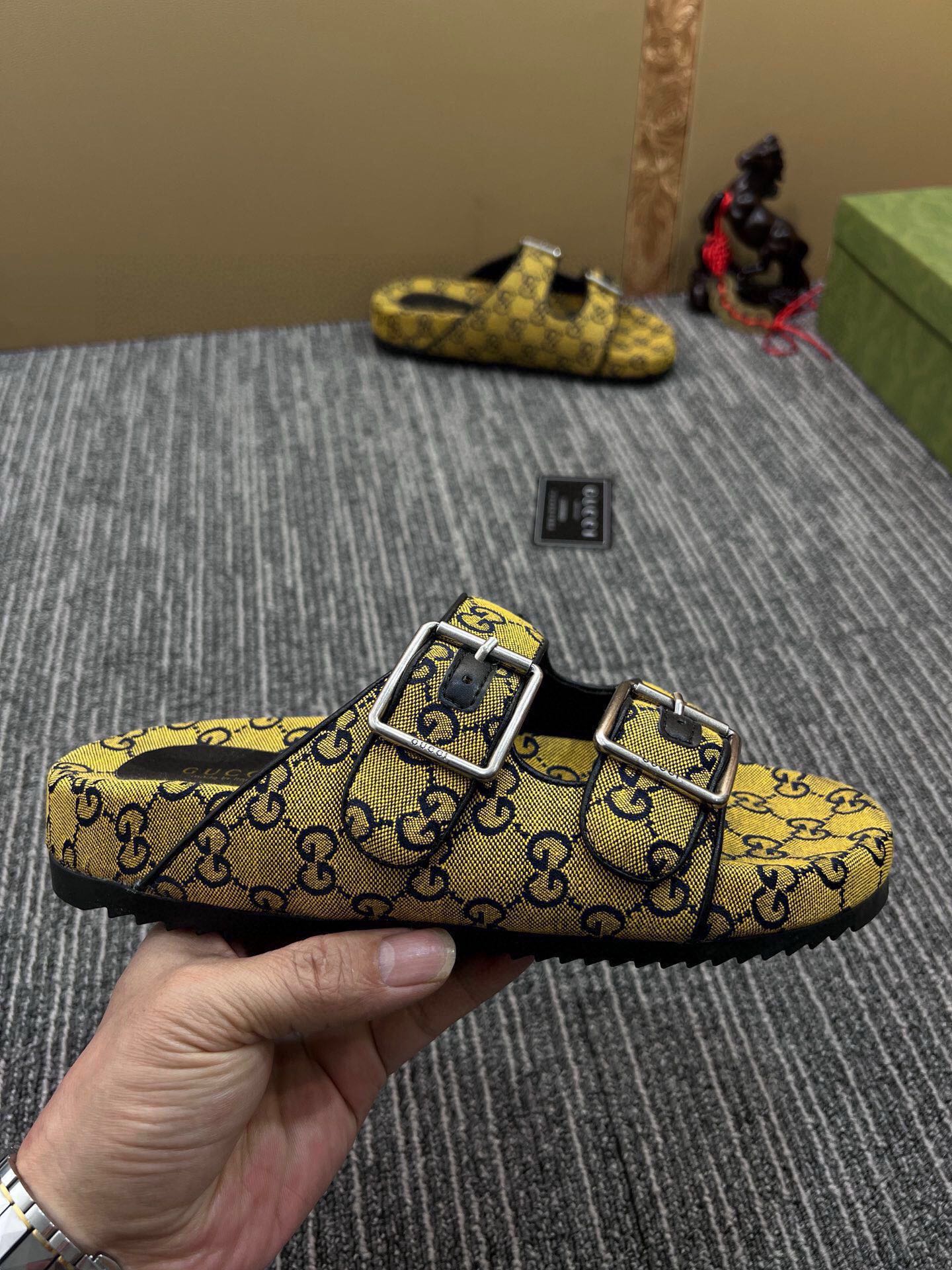 54B123ZDE Stylish slippers