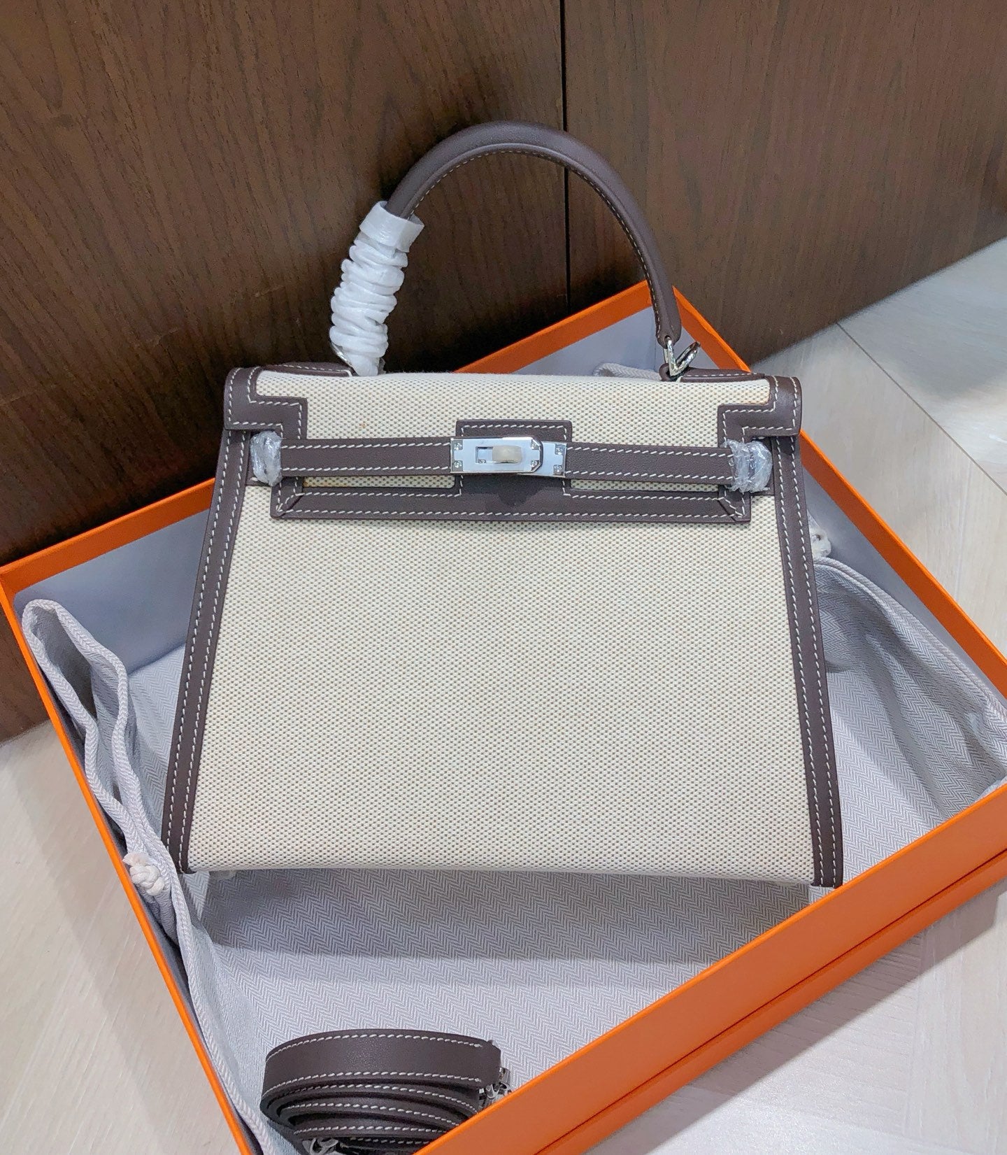 15RH119BDE Stylish leather bag