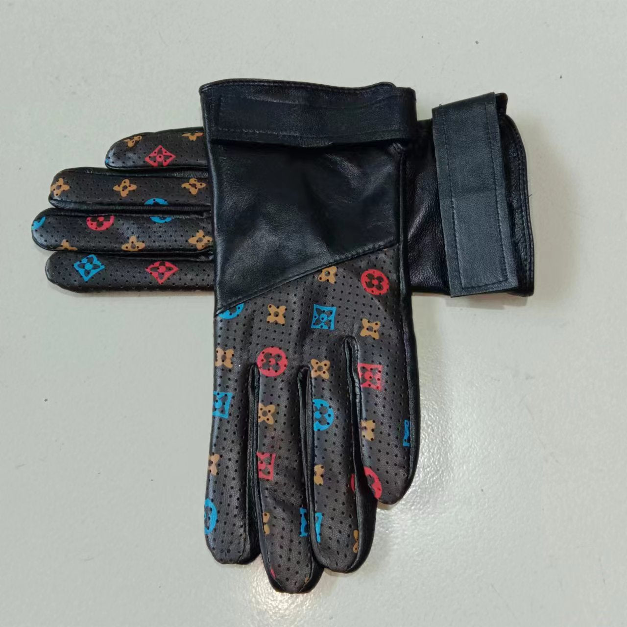 24E90SDE Stylish gloves