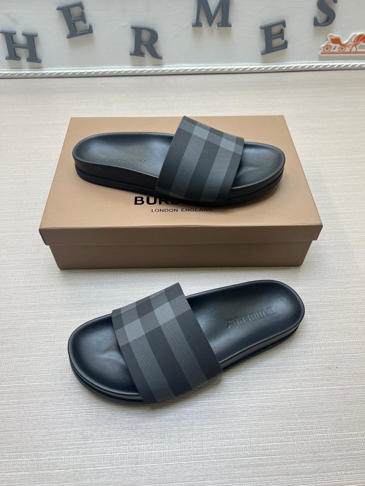 54R119ZDE Stylish slippers