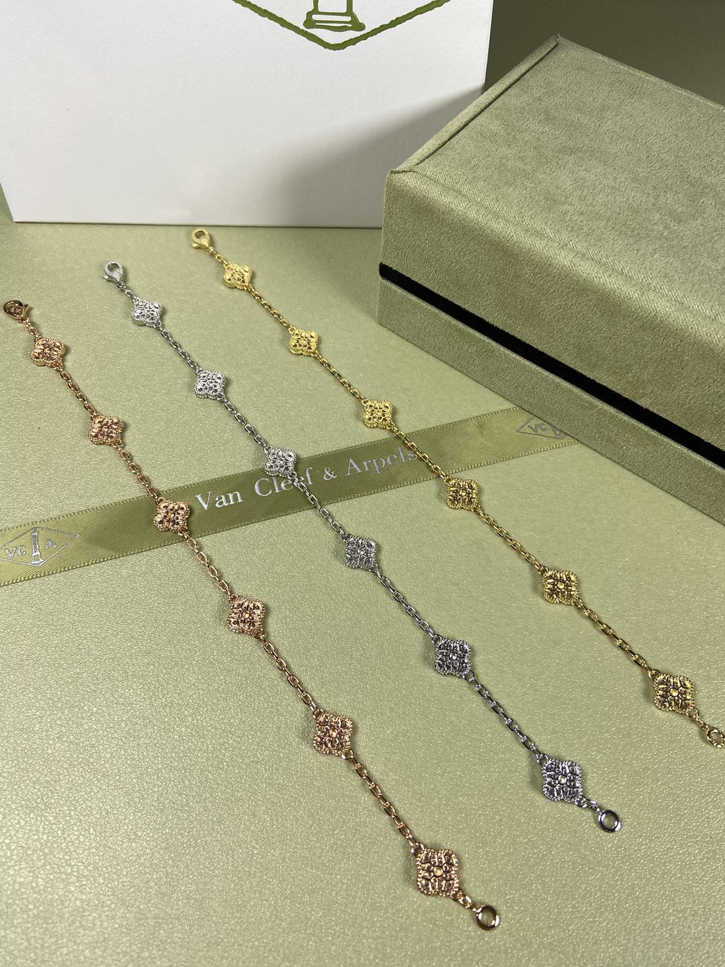 5XVA183KDE Stylishbracelets 6 flowers mini size 0.9cm flower