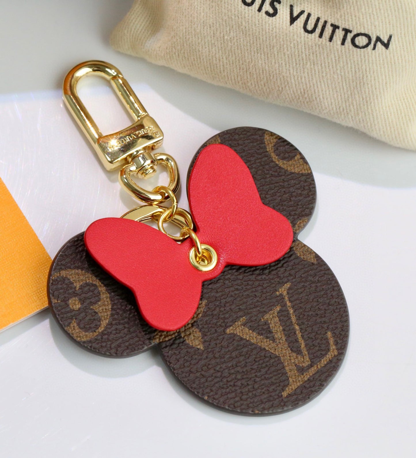3RE13ADE Stylish key closure