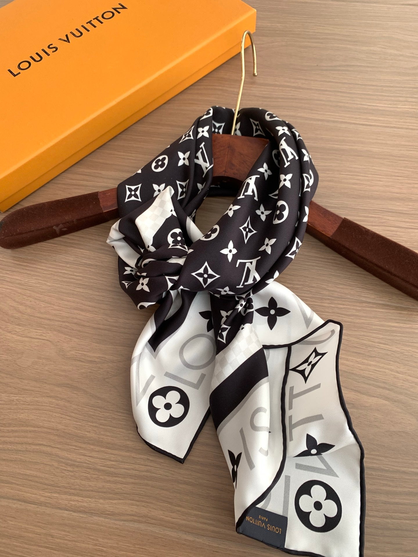 155NE7WDE Stylish Silk Scarve