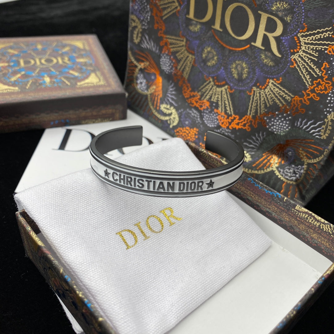 1D72KDE Stylish Bracelets