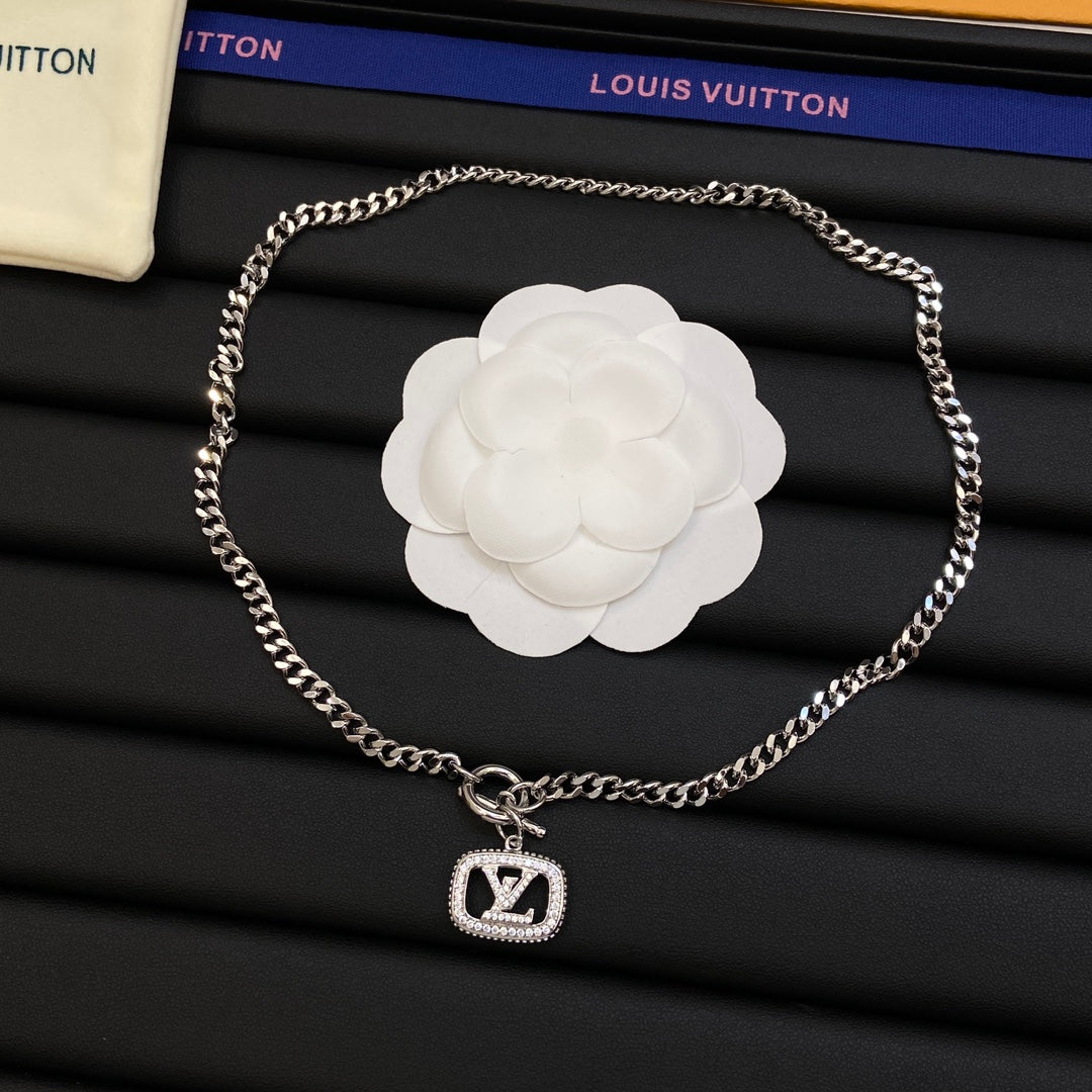 1NE216XDE Stylish Necklaces