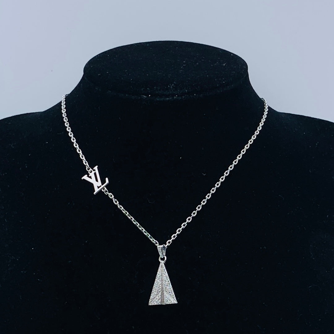 84E104XDE Stylish Necklaces