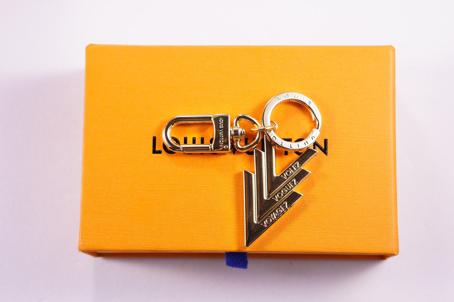 14E89ADE Stylish key closure