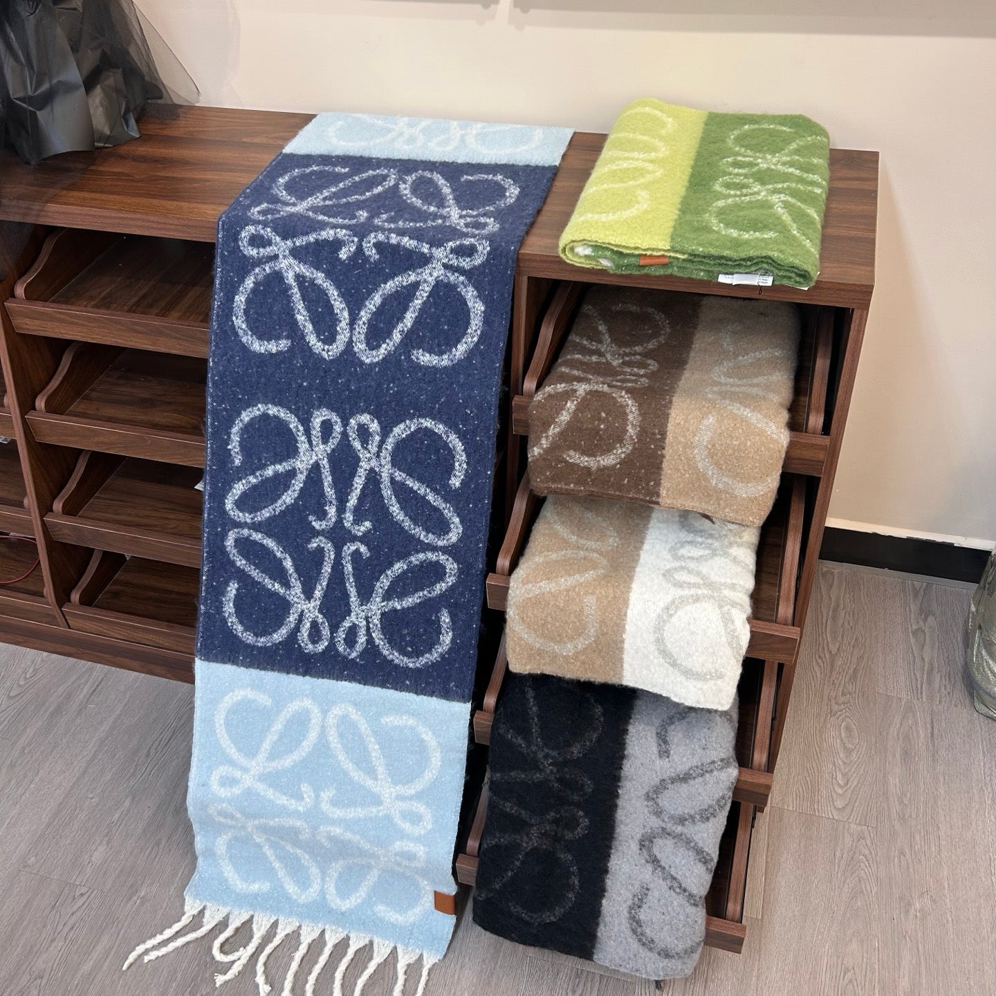 185ZA31WDE Stylish Winter Scarves