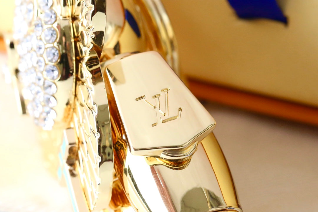 14E66ADE Stylish key closure