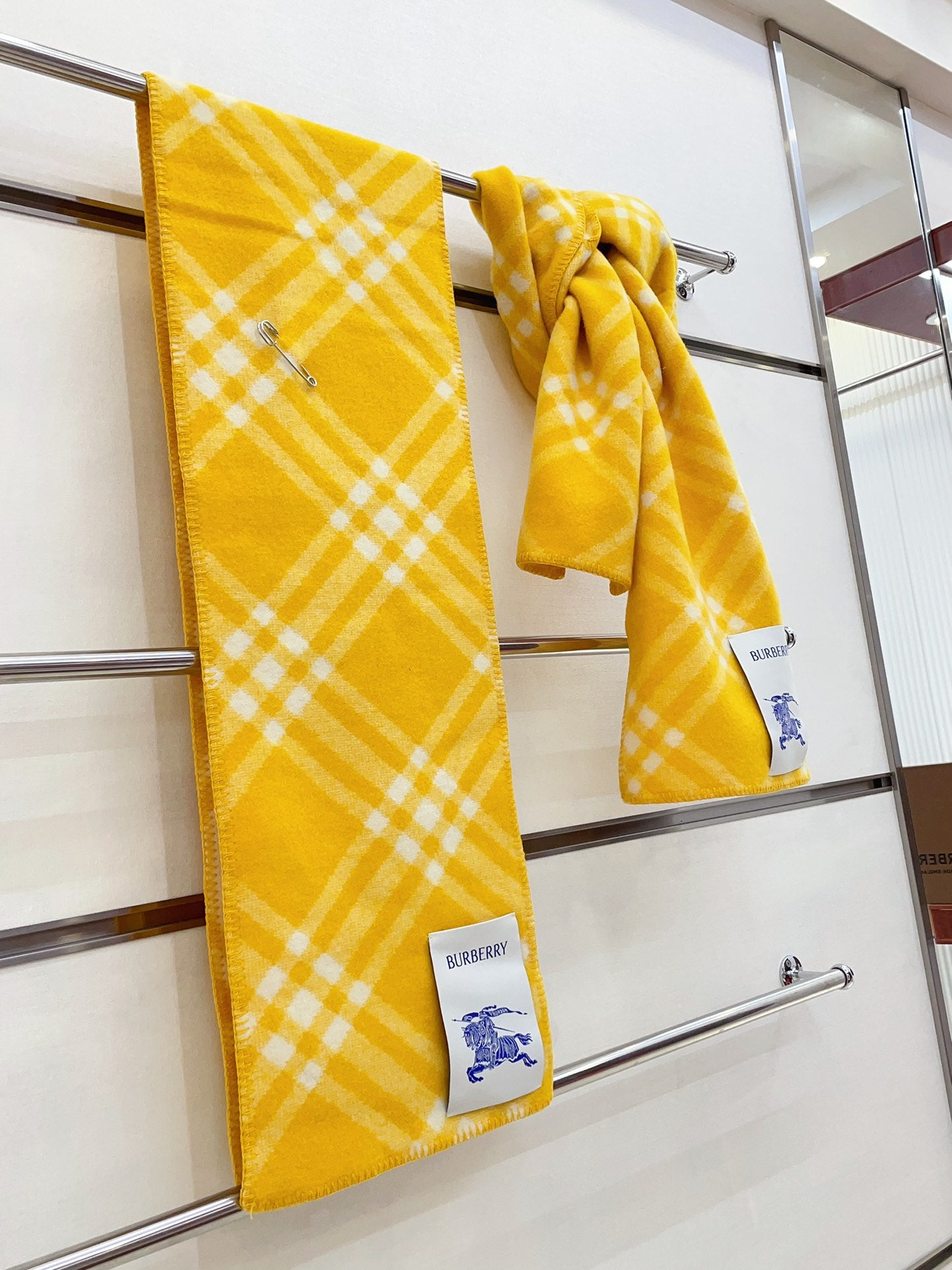 185ZR5WDE Stylish Winter Scarves