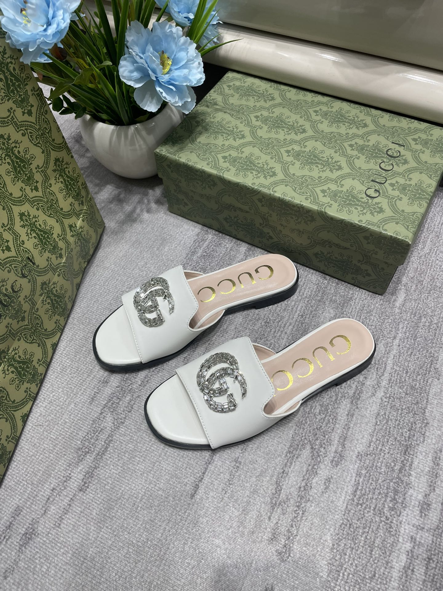 14B30ZDE Stylish slippers