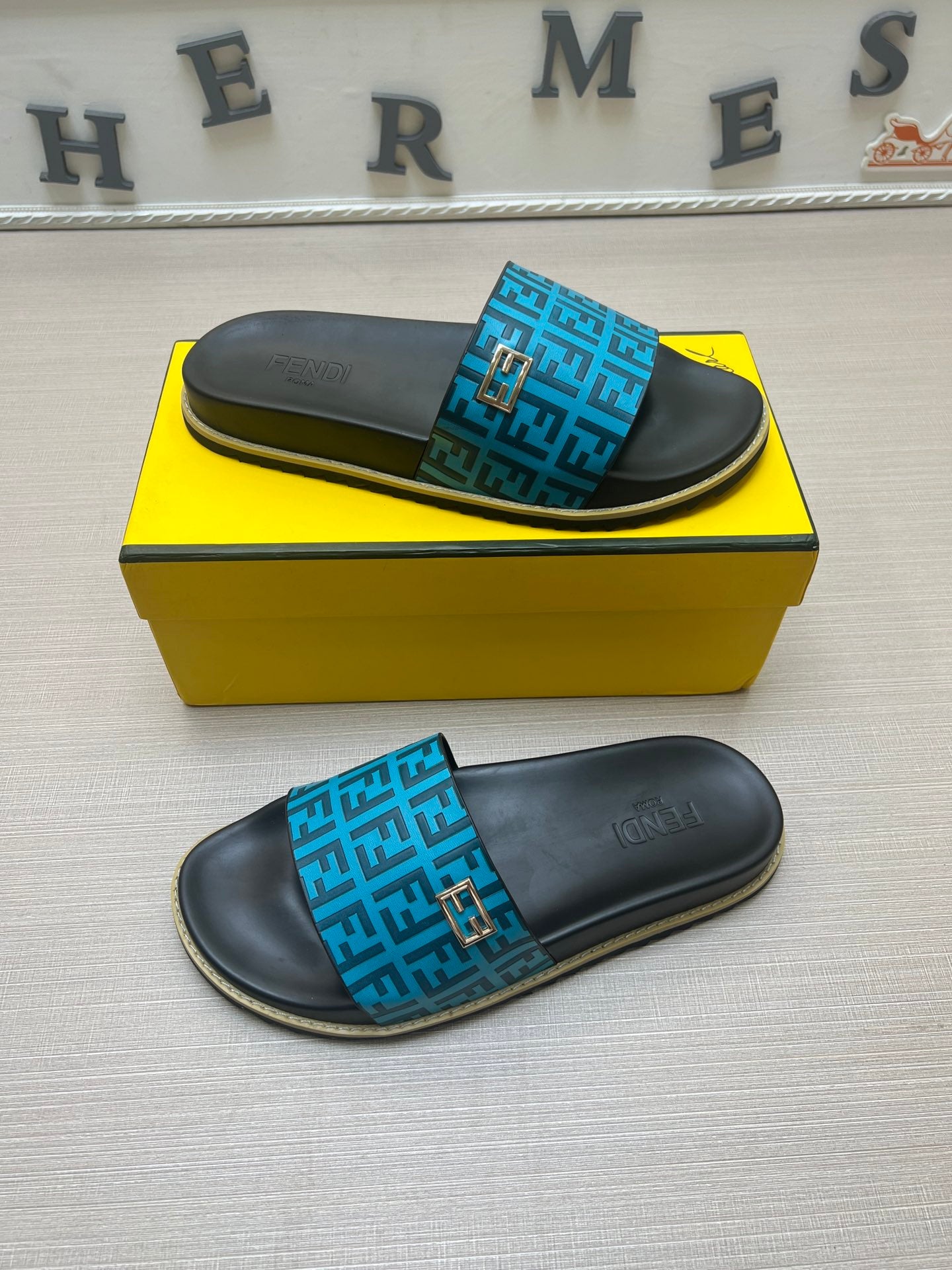 54F121ZDE Stylish slippers