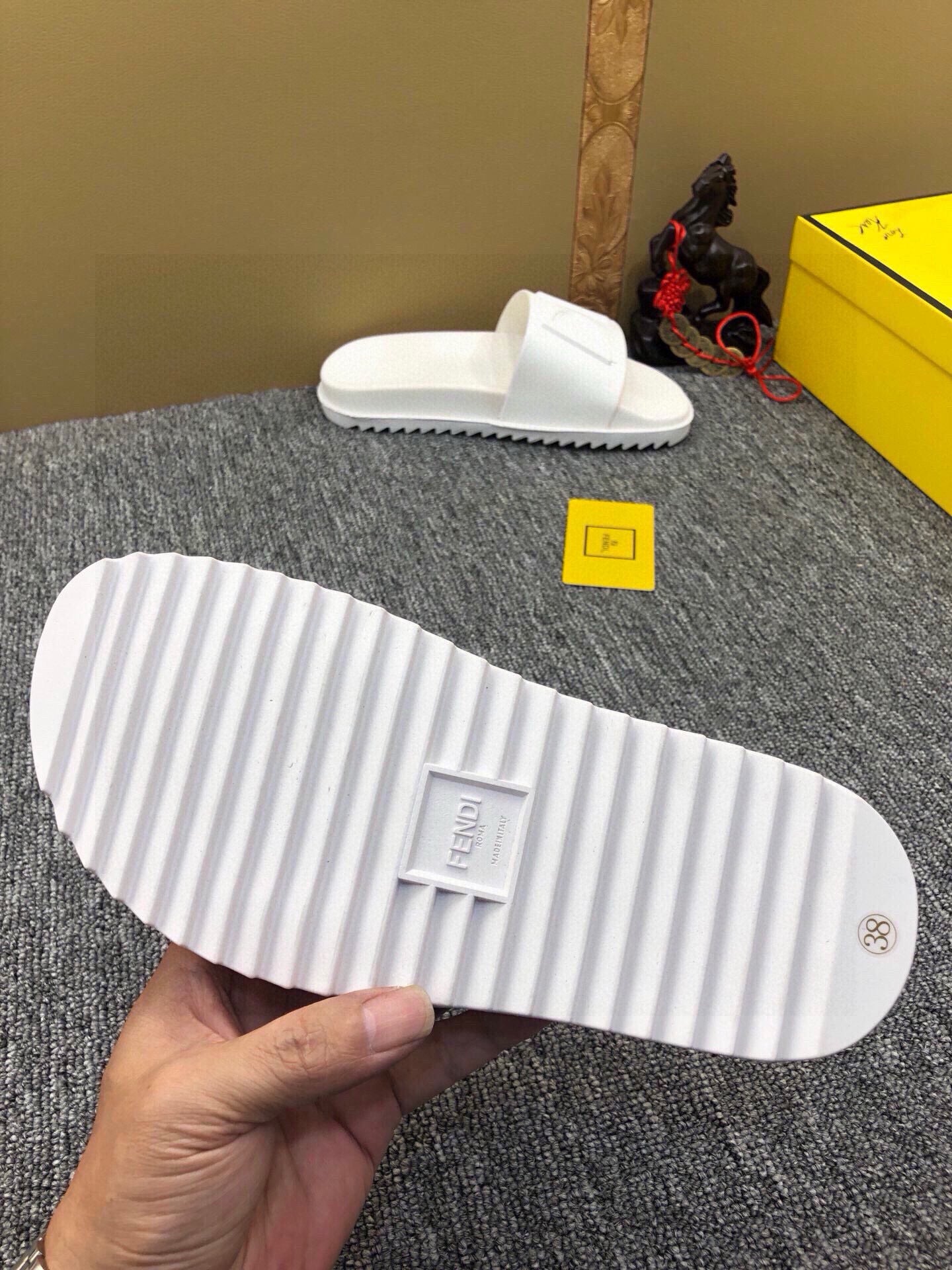 535ZF283ZDE Stylish Slippers