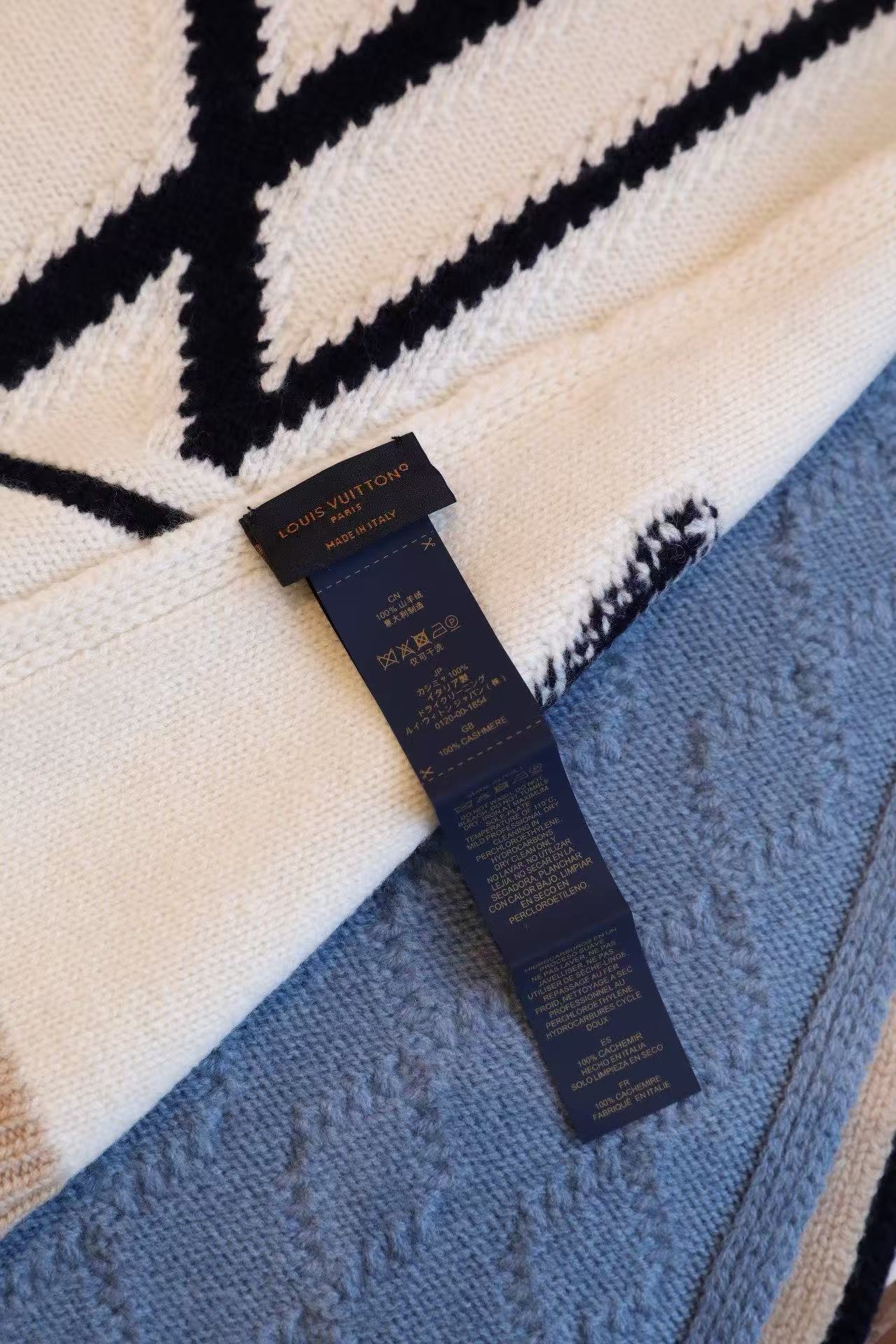 175RE57WDE Stylish Winter Scarves