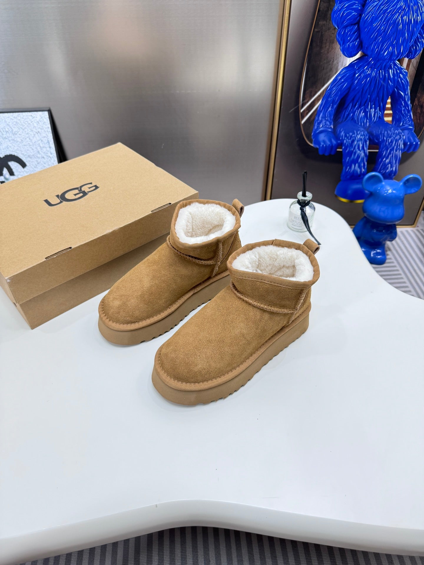 1LU9ZDE Stylish snow boots