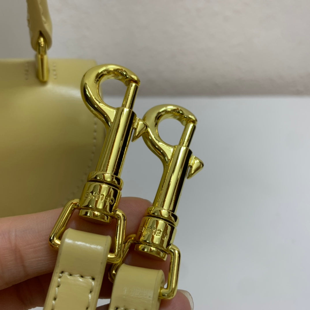 1XCL40BDE Stylish leather bag 