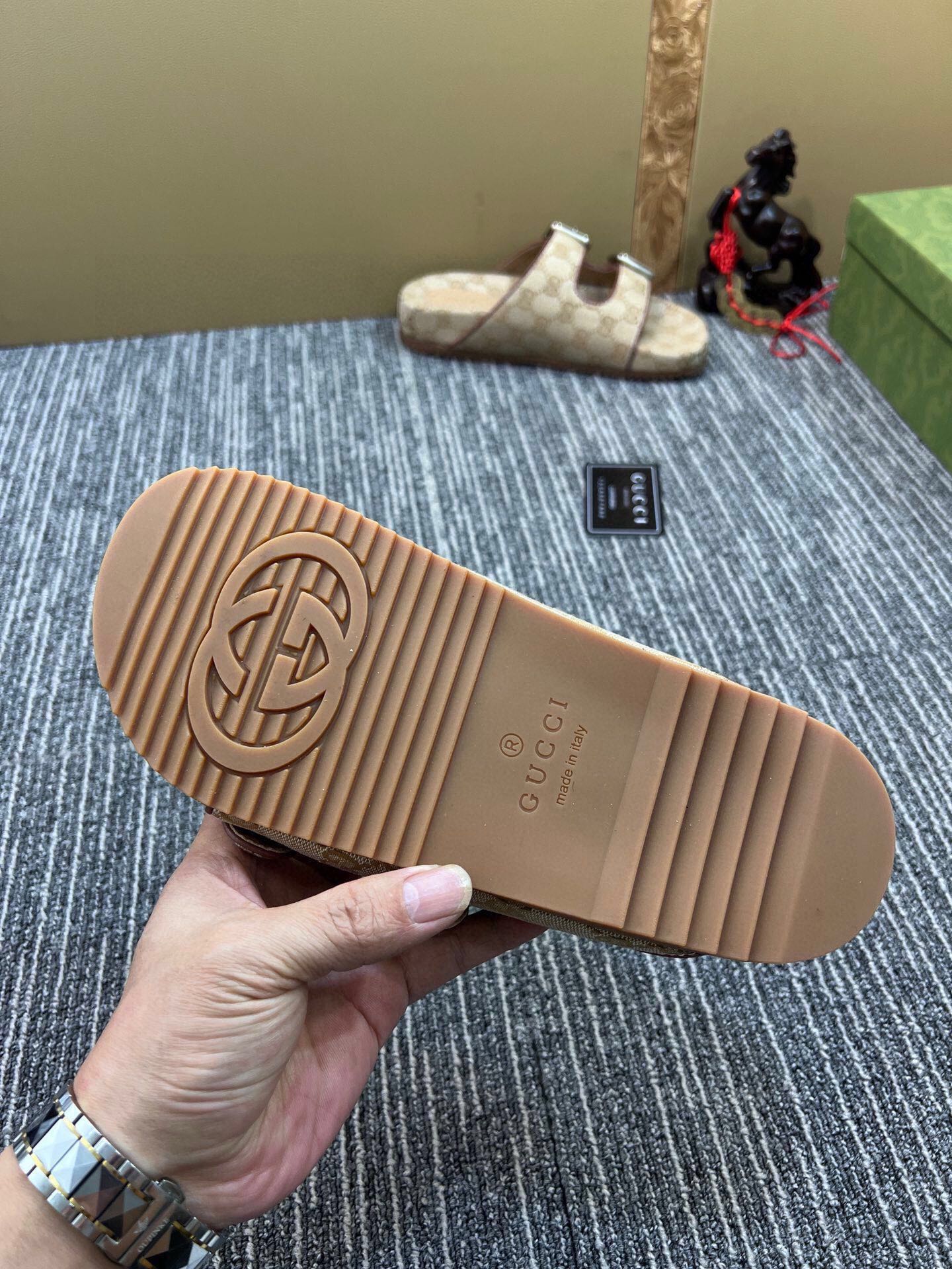 54B123ZDE Stylish slippers