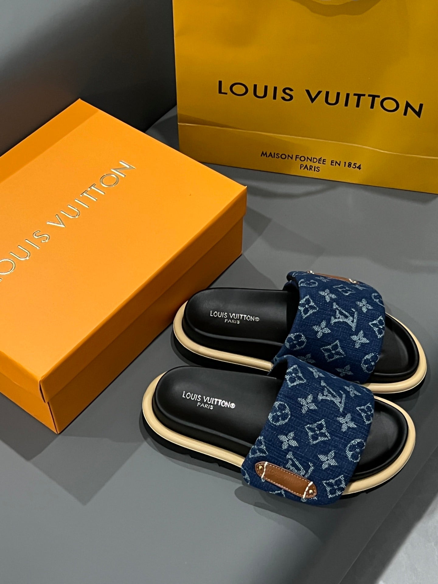 14E73ZDE Stylish Slippers