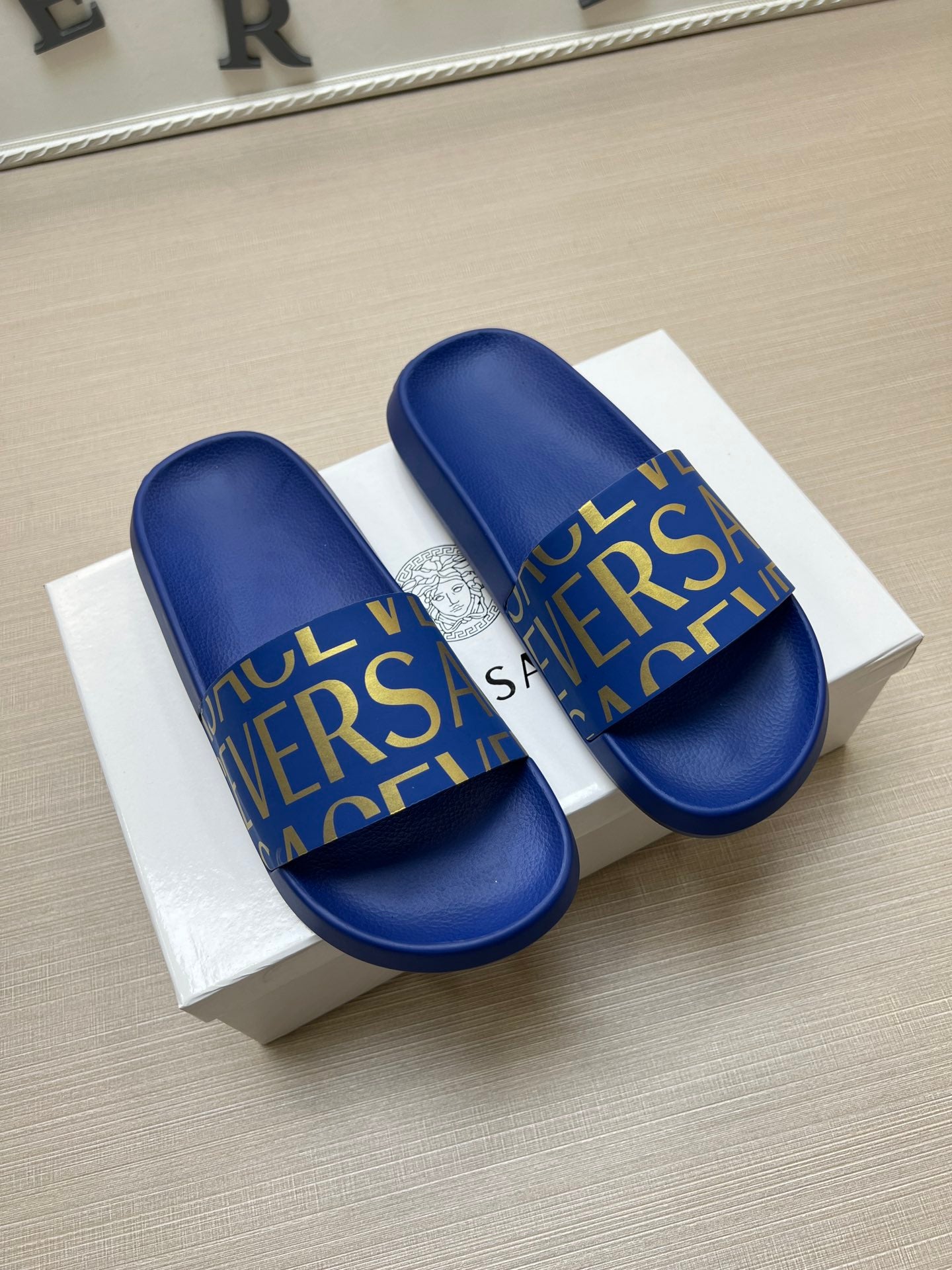 54V108ZDE Stylish slippers