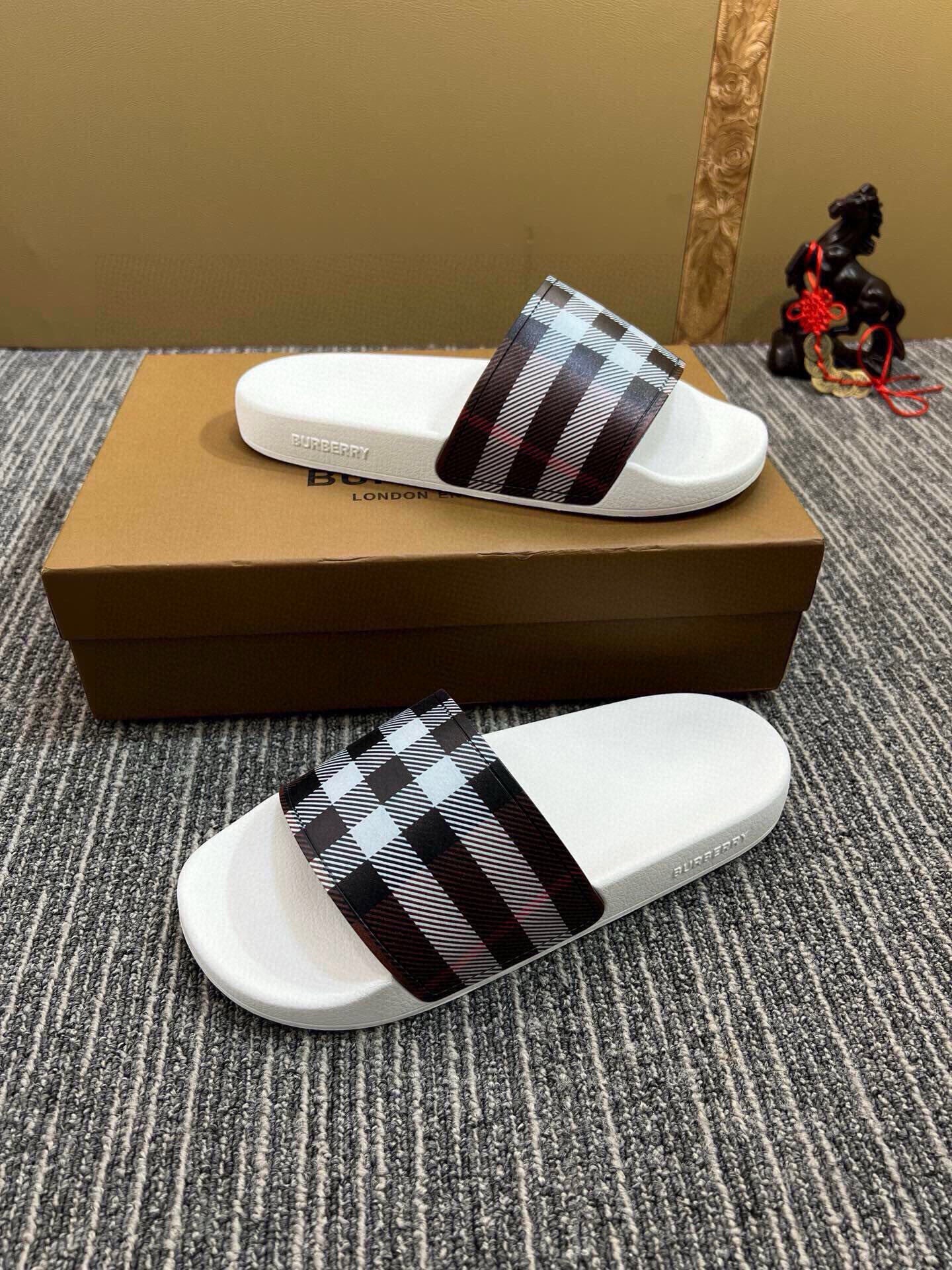 535ZR261ZDE Stylish Slippers