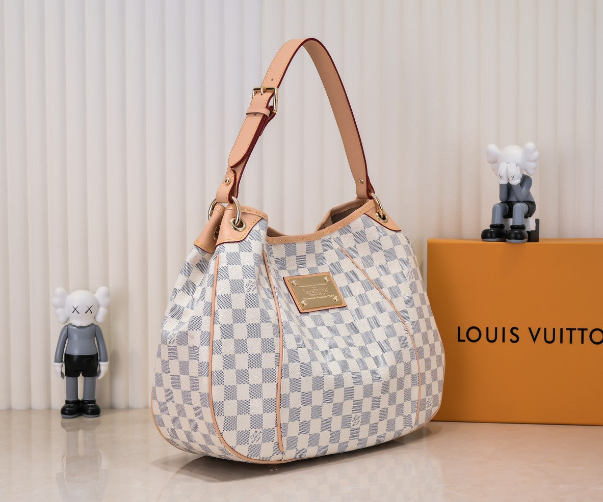 1XE63BDE Stylish leather bag 