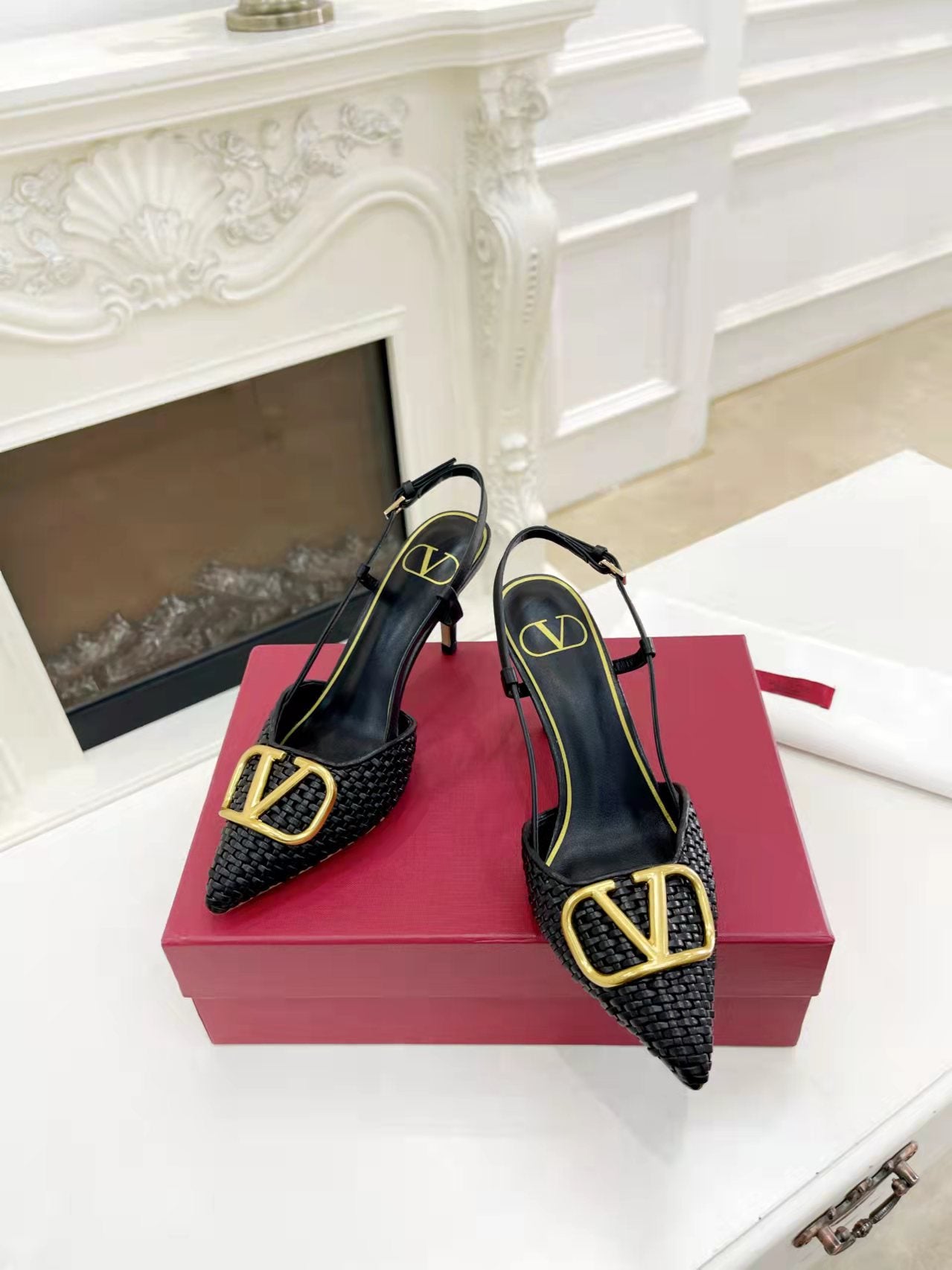 2YVL38ZDE Stylish leather  High heels