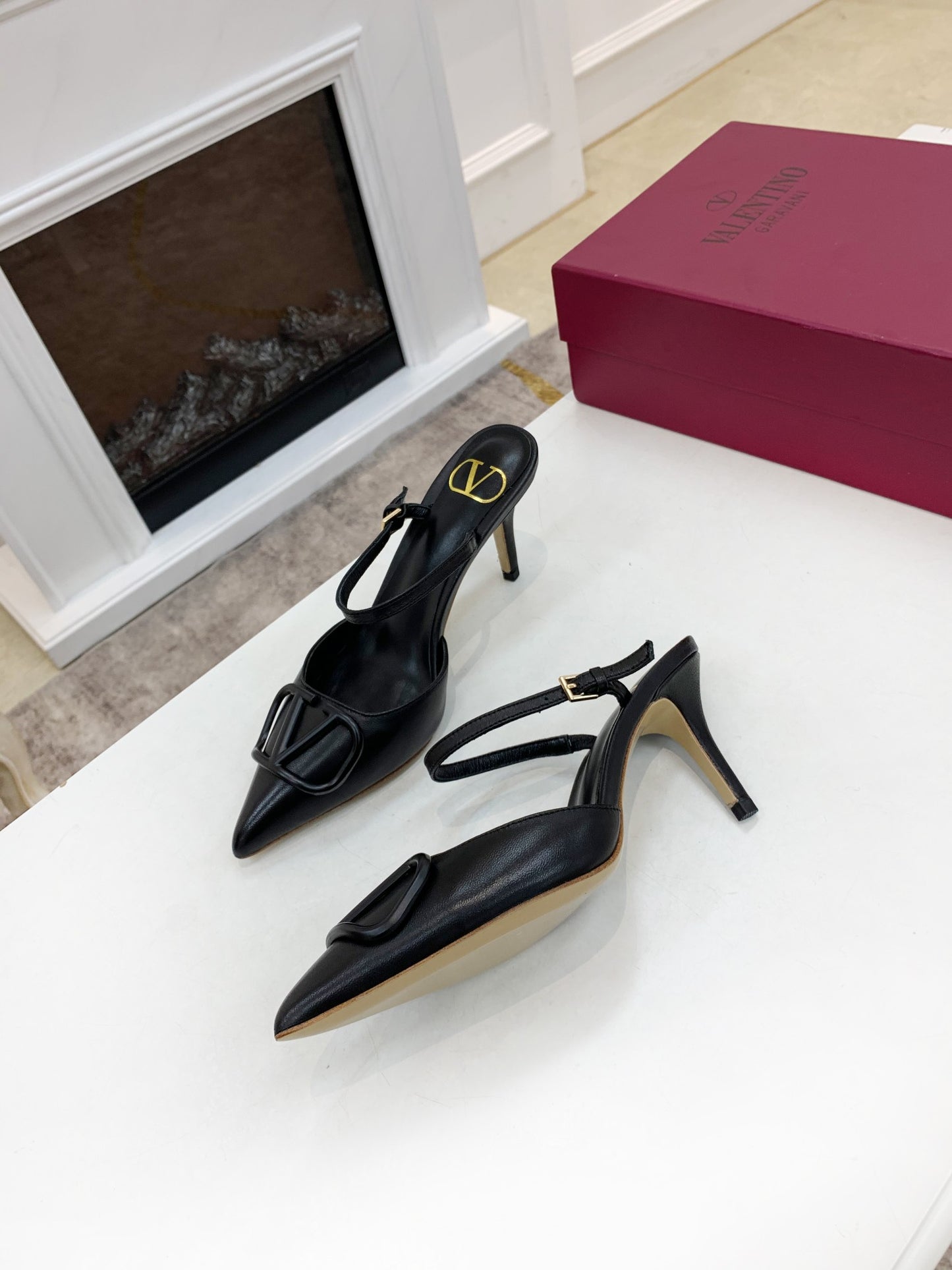 2YVL28ZDE Stylish leather  High heels
