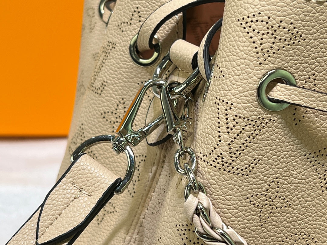 155NE39BDE Stylish leather bag