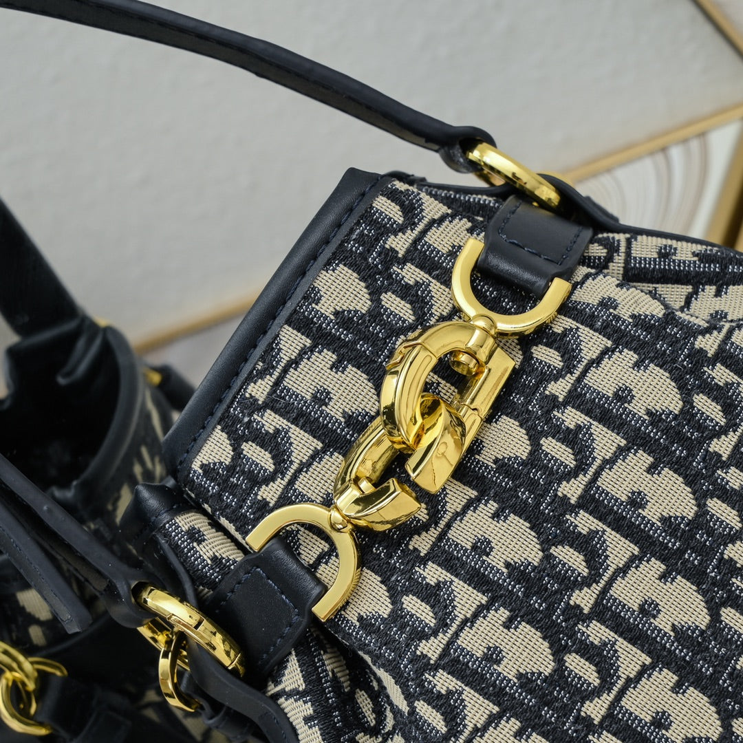 2XD370BDE Stylish leather bag 