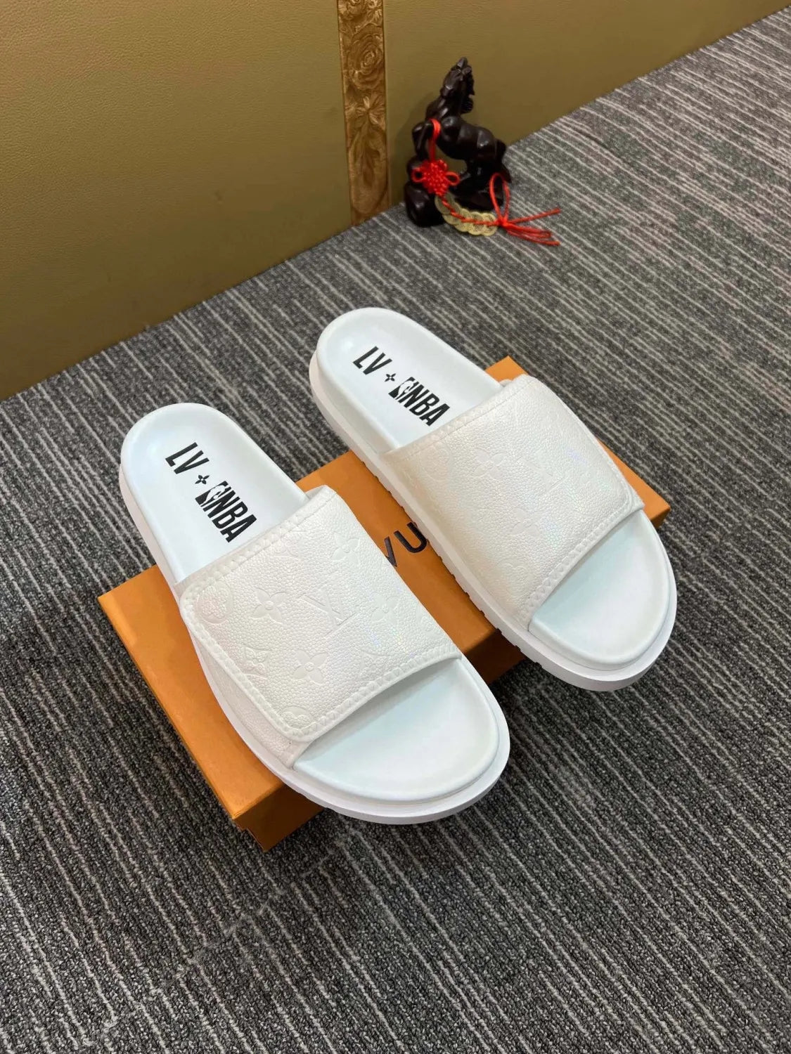 5YE47ZDE Stylish Slippers