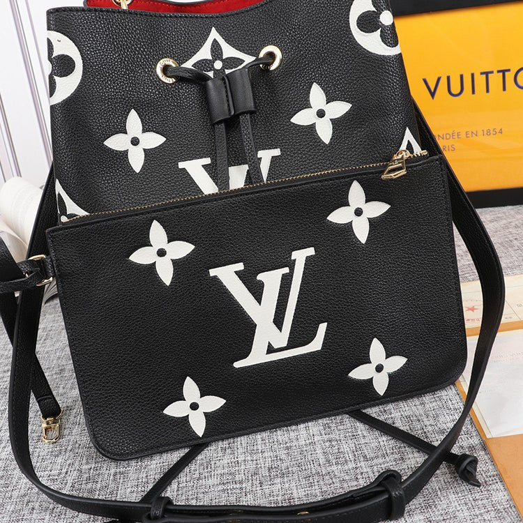 2E04BDE Stylish leather bag 