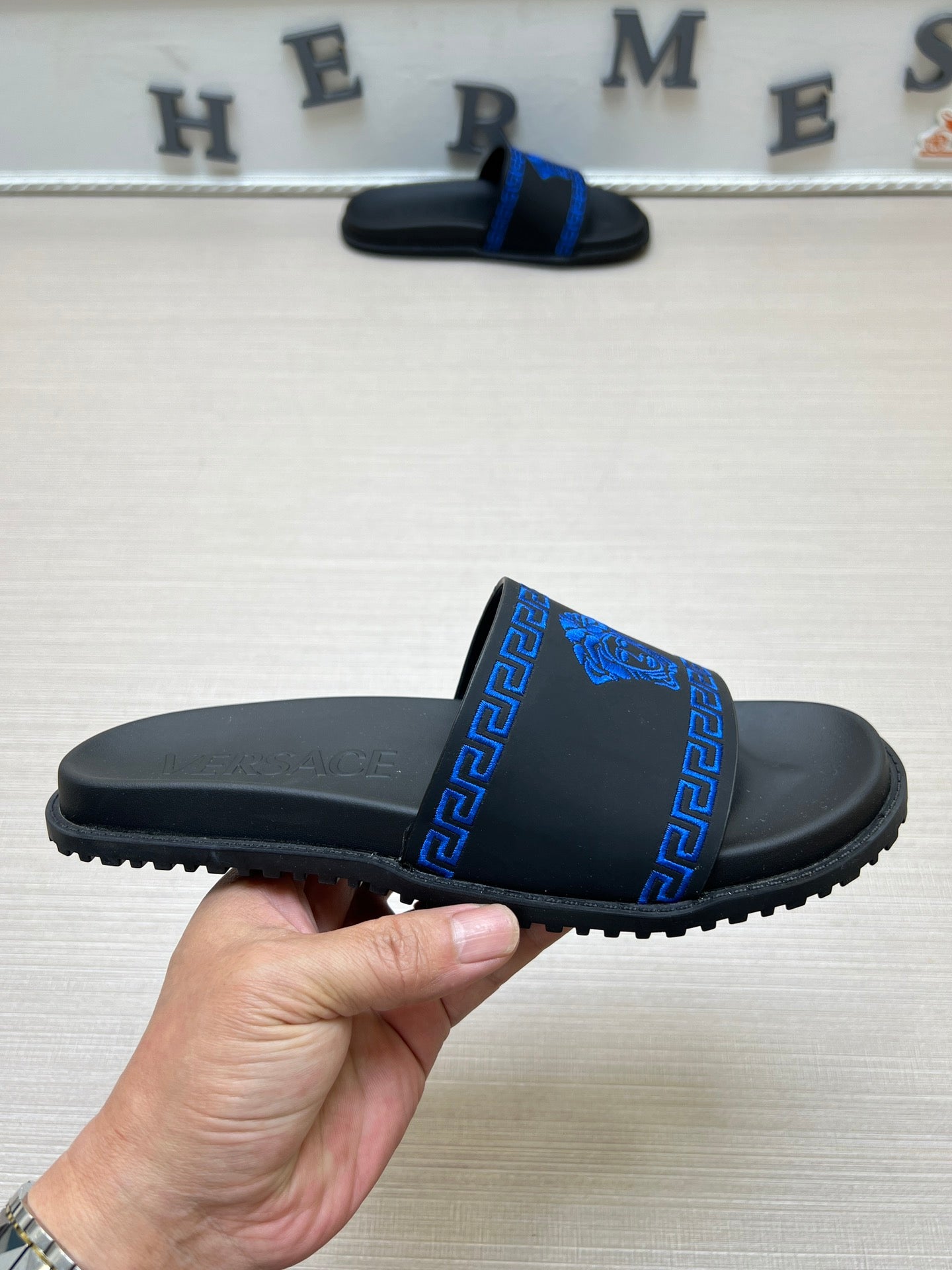 54V53ZDE Stylish slippers