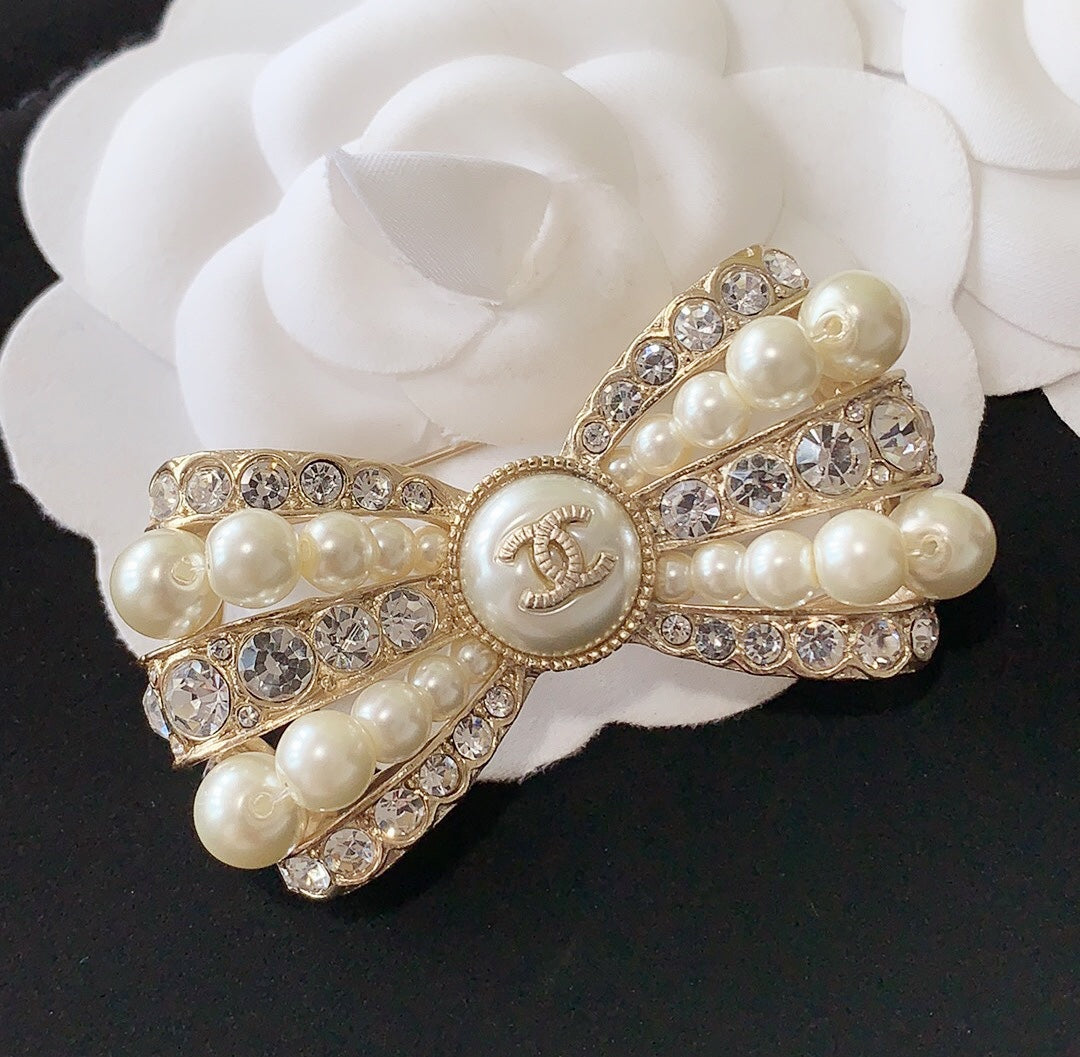 14C228XDE Stylish Brooch