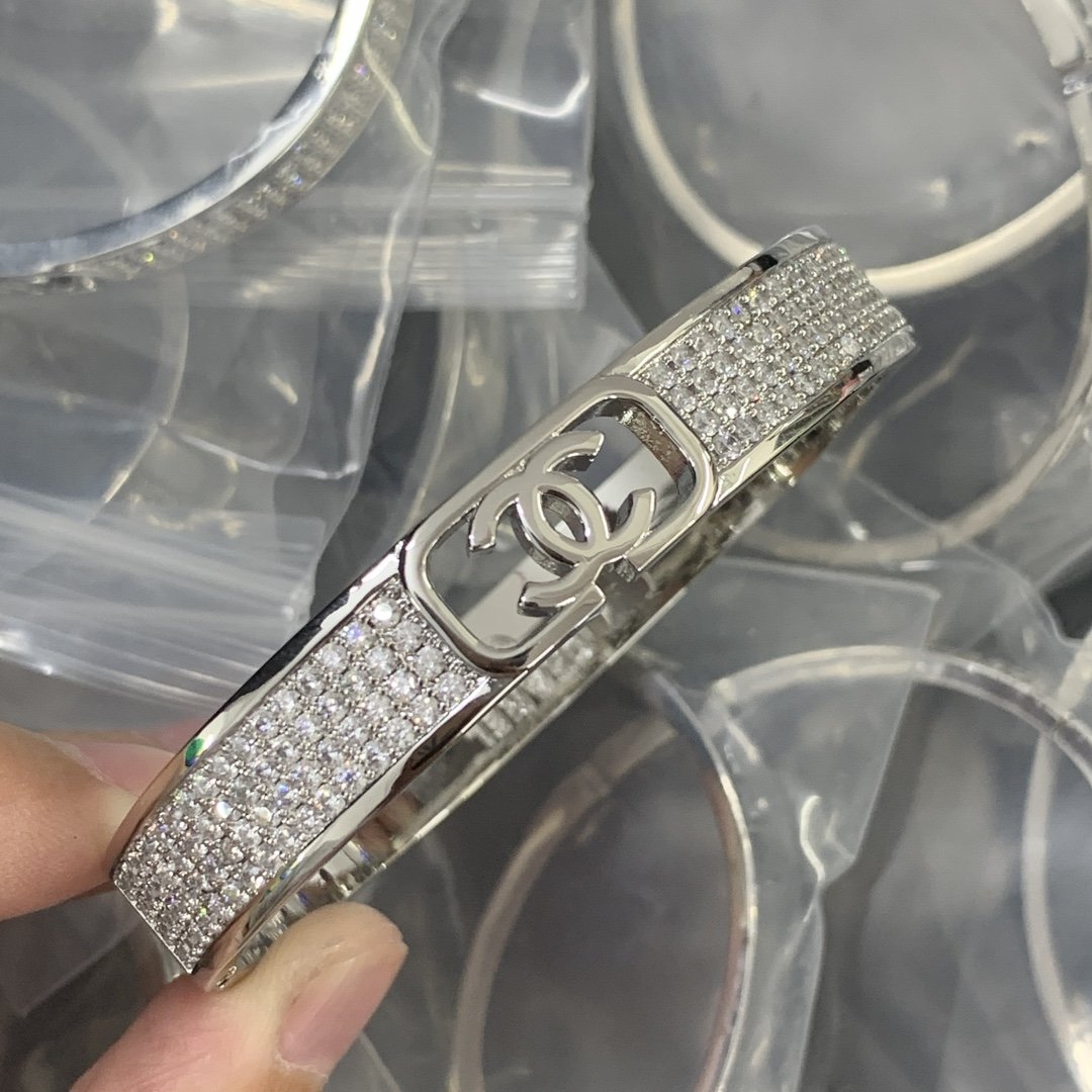 8XC63KDE Stylish Bracelets