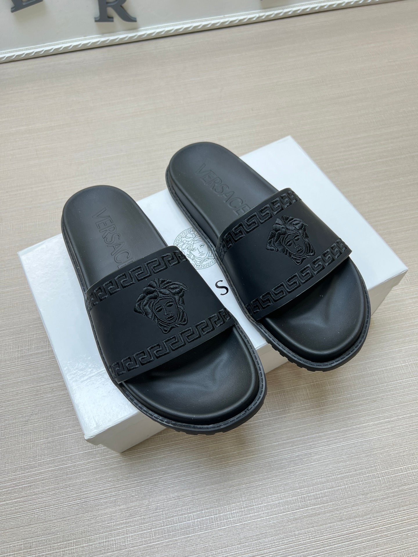 54V53ZDE Stylish slippers