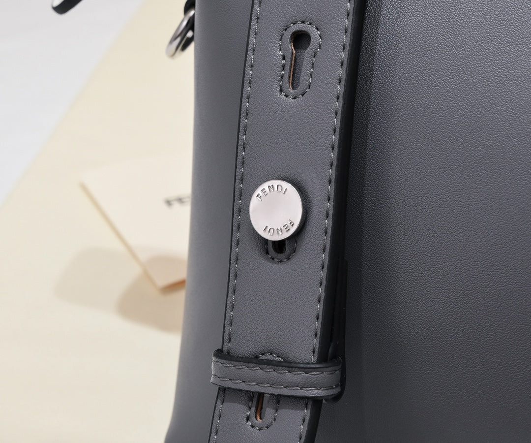 2XF132BDE Stylish leather bag 